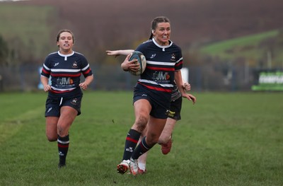 301125 - Senghenydd Sirens v West Swansea Hawks, Womens’ National League - Kayley Smith of Senghenydd Sirens races in to score try