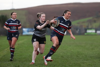 301125 - Senghenydd Sirens v West Swansea Hawks, Womens’ National League - Kayley Smith of Senghenydd Sirens races in to score try