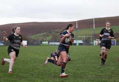 301125 - Senghenydd Sirens v West Swansea Hawks, Womens’ National League - Kayley Smith of Senghenydd Sirens races in to score try