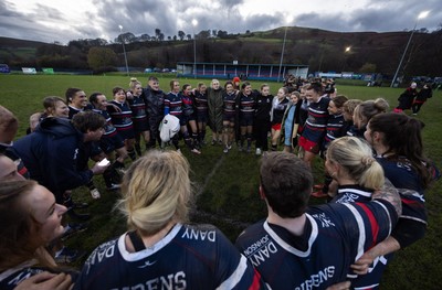 301125 - Senghenydd Sirens v West Swansea Hawks, Womens’ National League - Senghenydd Siren huddle up at the end of the match