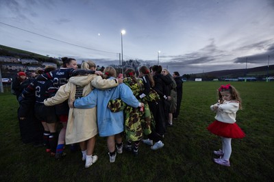 301125 - Senghenydd Sirens v West Swansea Hawks, Womens’ National League - Senghenydd Siren huddle up at the end of the match