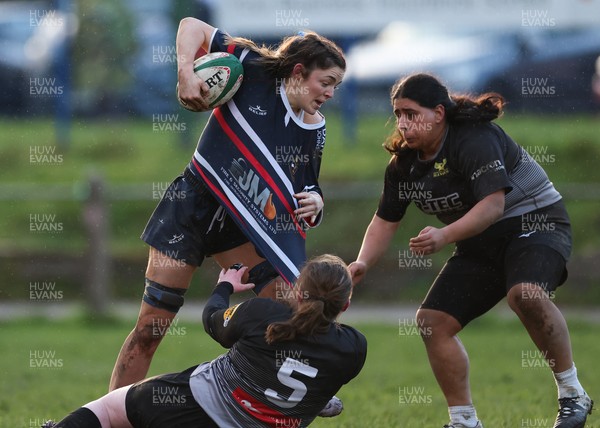 301125 - Senghenydd Sirens v West Swansea Hawks, Womens’ National League - Imogen Shide of Senghenydd Sirens scores try