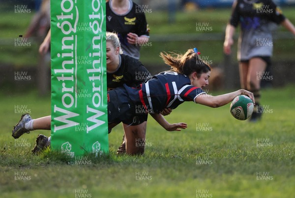 301125 - Senghenydd Sirens v West Swansea Hawks, Womens’ National League - Imogen Shide of Senghenydd Sirens scores try