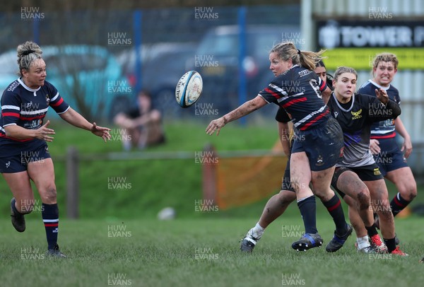 301125 - Senghenydd Sirens v West Swansea Hawks, Womens’ National League - Rhian Bowden of Senghenydd Sirens offloads to Raf Taylor
