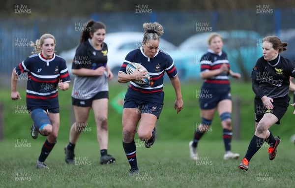 301125 - Senghenydd Sirens v West Swansea Hawks, Womens’ National League - Raf Taylor of Senghenydd Sirens breaks away to score try