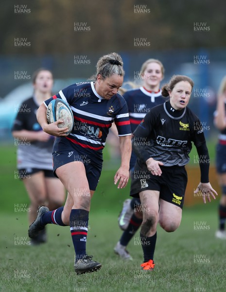 301125 - Senghenydd Sirens v West Swansea Hawks, Womens’ National League - Raf Taylor of Senghenydd Sirens breaks away to score try