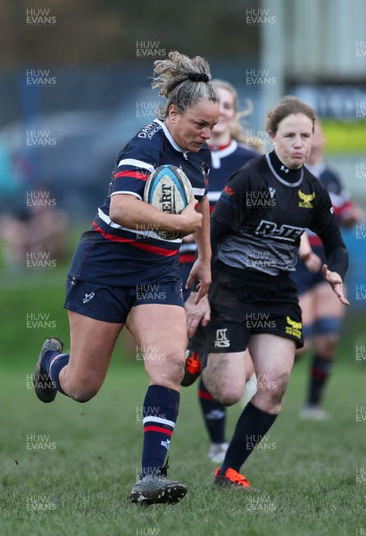 301125 - Senghenydd Sirens v West Swansea Hawks, Womens’ National League - Raf Taylor of Senghenydd Sirens breaks away to score try