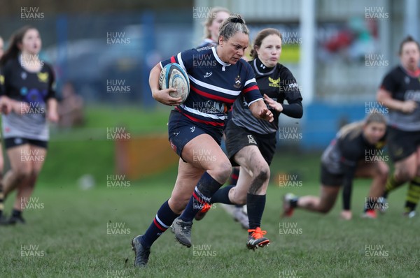 301125 - Senghenydd Sirens v West Swansea Hawks, Womens’ National League - Raf Taylor of Senghenydd Sirens breaks away to score try