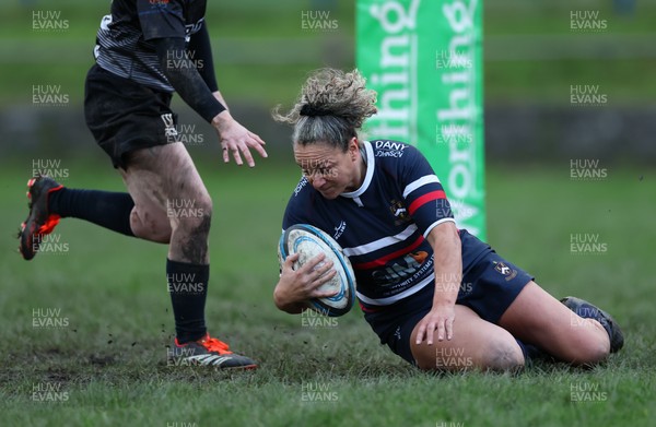 301125 - Senghenydd Sirens v West Swansea Hawks, Womens’ National League - Raf Taylor of Senghenydd Sirens breaks away to score try