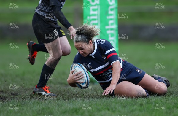 301125 - Senghenydd Sirens v West Swansea Hawks, Womens’ National League - Raf Taylor of Senghenydd Sirens breaks away to score try