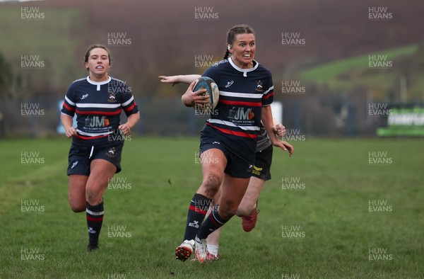 301125 - Senghenydd Sirens v West Swansea Hawks, Womens’ National League - Kayley Smith of Senghenydd Sirens races in to score try