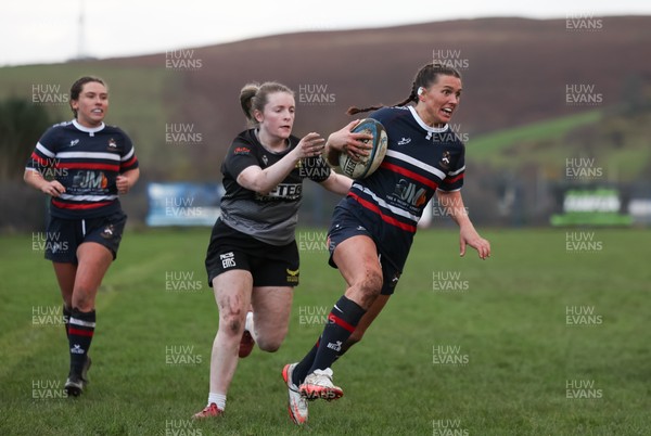 301125 - Senghenydd Sirens v West Swansea Hawks, Womens’ National League - Kayley Smith of Senghenydd Sirens races in to score try