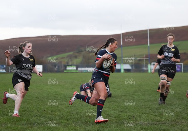 301125 - Senghenydd Sirens v West Swansea Hawks, Womens’ National League - Kayley Smith of Senghenydd Sirens races in to score try