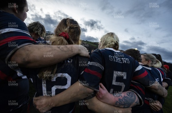 301125 - Senghenydd Sirens v West Swansea Hawks, Womens’ National League - Senghenydd Siren huddle up at the end of the match