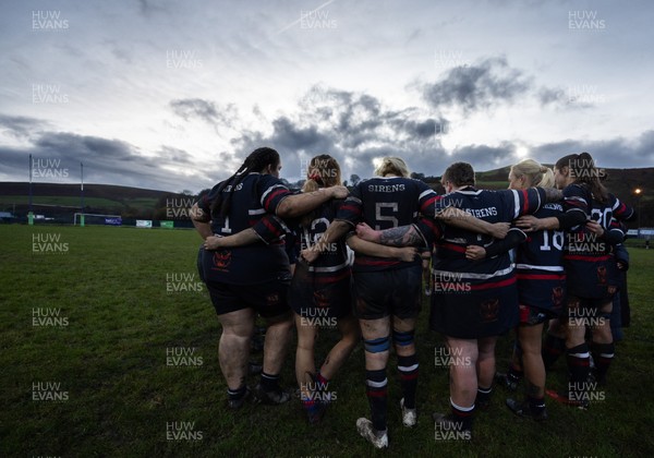 301125 - Senghenydd Sirens v West Swansea Hawks, Womens’ National League - Senghenydd Siren huddle up at the end of the match