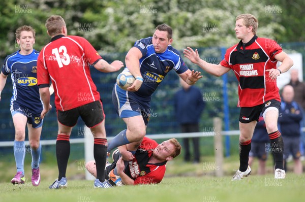 14.05.11 - Senghenydd v Nantyglo, SWALEC League Division 4 East - Action from the game between Senghenydd (blue shirts) and Nantyglo 