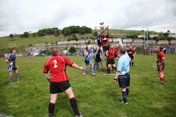 14.05.11 - Senghenydd v Nantyglo, SWALEC League Division 4 East - Action from the game between Senghenydd (blue shirts) and Nantyglo 