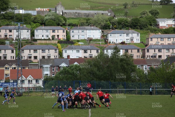 14.05.11 - Senghenydd v Nantyglo, SWALEC League Division 4 East - Action from the game between Senghenydd (blue shirts) and Nantyglo 