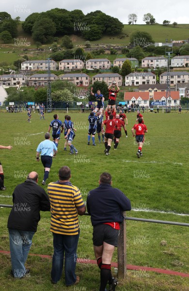 14.05.11 - Senghenydd v Nantyglo, SWALEC League Division 4 East - Action from the game between Senghenydd (blue shirts) and Nantyglo 