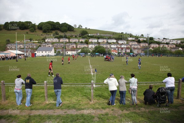 14.05.11 - Senghenydd v Nantyglo, SWALEC League Division 4 East - Action from the game between Senghenydd (blue shirts) and Nantyglo 