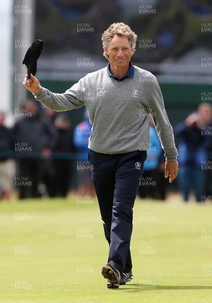 300717 - The Senior Open - Royal Porthcawl, Wales - Bernhard Langer walks onto the 18th green