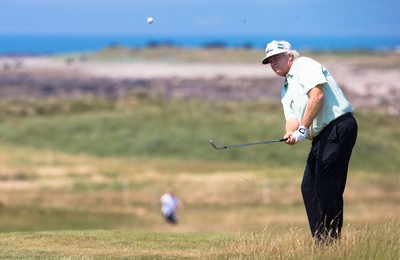 250714 -  The Senior Open Championship, Royal Porthcawl Golf Club, Wales - Mark Wiebe chips onto the green at the 17th