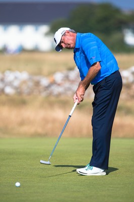 250714 -  The Senior Open Championship, Royal Porthcawl Golf Club, Wales - Fred Couples putts on the 9th