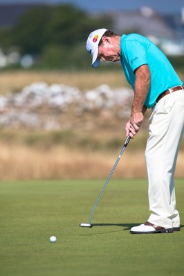 250714 -  The Senior Open Championship, Royal Porthcawl Golf Club, Wales - Tom Watson putts on the 9th green