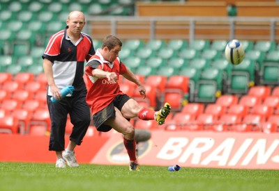 17.05.08 - Shane Williams XV v Justin Marshall XV Shane Williams kicks at goal 