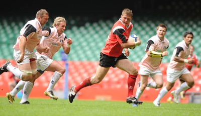 17.05.08 - Shane Williams XV v Justin Marshall XV Dafydd Jones breaks 