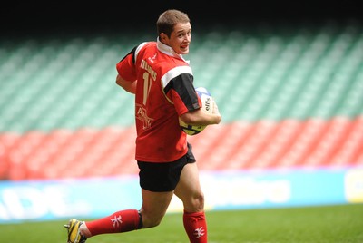 17.05.08 - Shane Williams XV v Justin Marshall XV Shane Williams breaks to score try 