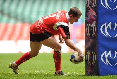 17.05.08 - Shane Williams XV v Justin Marshall XV Shane Williams breaks to score try 