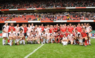 17.05.08 - Shane Williams XV v Justin Marshall XV Shane Williams XV and Justin Marshall XV join together for a picture at the end of the game 