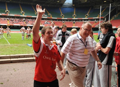 17.05.08 - Shane Williams XV v Justin Marshall XV Shane Williams waves to the crowd as he walks off 