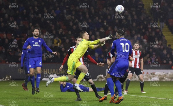 020418 - Sheffield United v Cardiff City, Sky Bet Championship - Sheffield United goalkeeper Simon Moore punches the ball clear as Kenneth Zohore of Cardiff City closes in