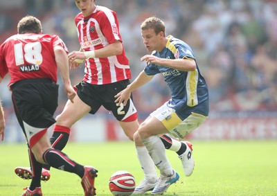 30.08.08...Sheffield United v Cardiff City, Coca Cola Championship -  Cardiff's Stephen McPhail challenges United's Michael Tonge for the ball 