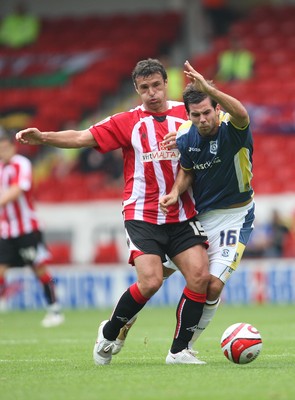 30.08.08...Sheffield United v Cardiff City, Coca Cola Championship -  Cardiff's Joe Ledley is charged off the ball by United's Gary Speed  