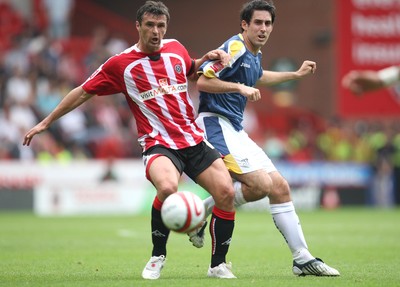 30.08.08...Sheffield United v Cardiff City, Coca Cola Championship -  United's Gary Speed holds off Cardiff's Peter Whittingham 