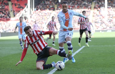 030426 - Sheffield United v Swansea City - Sky Bet Championship - Adam Idah of Swansea and Harrison Burrows of Sheffield United