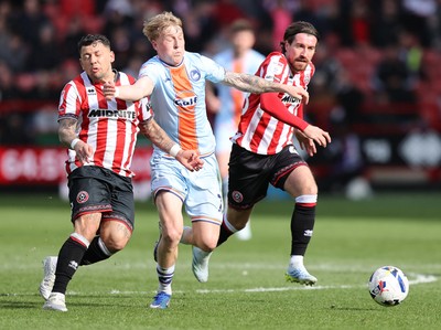 030426 - Sheffield United v Swansea City - Sky Bet Championship - Melker Widell of Swansea and Joe Rothwell of Sheffield United and Gustavo Hamer of Sheffield United