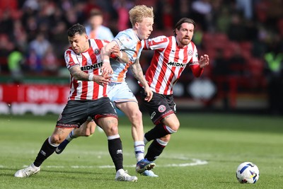 030426 - Sheffield United v Swansea City - Sky Bet Championship - Melker Widell of Swansea and Joe Rothwell of Sheffield United and Gustavo Hamer of Sheffield United