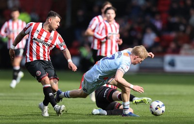 030426 - Sheffield United v Swansea City - Sky Bet Championship - Melker Widell of Swansea and Joe Rothwell of Sheffield United and Gustavo Hamer of Sheffield United
