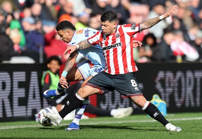 030426 - Sheffield United v Swansea City - Sky Bet Championship - Gustavo Nunes of Swansea and Gustavo Hamer of Sheffield United