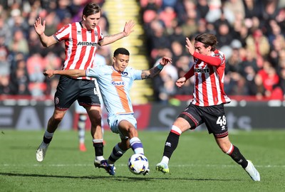030426 - Sheffield United v Swansea City - Sky Bet Championship - Gustavo Nunes of Swansea tries to escape from Sydie Peck of Sheffield Utd and Joe Rothwell