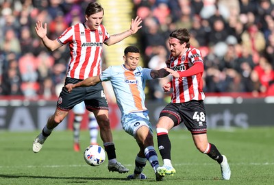 030426 - Sheffield United v Swansea City - Sky Bet Championship - Gustavo Nunes of Swansea tries to escape from Sydie Peck of Sheffield Utd and Joe Rothwell