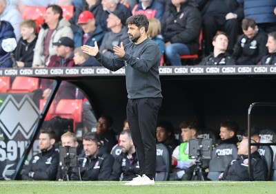 030426 - Sheffield United v Swansea City - Sky Bet Championship - Swansea manager Vitor Matos gives instruction to his players