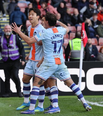 030426 - Sheffield United v Swansea City - Sky Bet Championship - Eom Ji-sung of Swansea celebrates the equaliser with Goncalo Franco of Swansea
