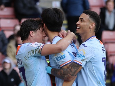 030426 - Sheffield United v Swansea City - Sky Bet Championship - Eom Ji-sung of Swansea celebrates the equaliser with Goncalo Franco of Swansea and Gustavo Nunes of Swansea