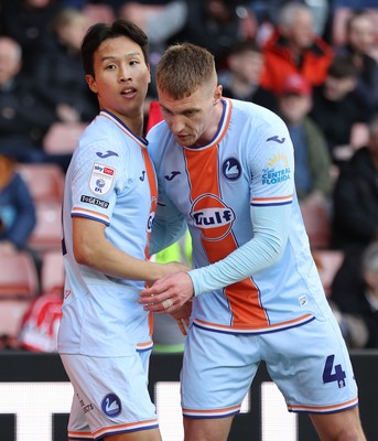 030426 - Sheffield United v Swansea City - Sky Bet Championship - Eom Ji-sung of Swansea celebrates the equaliser with Jay Fulton of Swansea