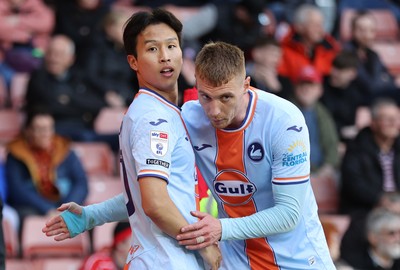 030426 - Sheffield United v Swansea City - Sky Bet Championship - Eom Ji-sung of Swansea celebrates the equaliser with Jay Fulton of Swansea